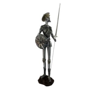 Escultura quijote lanza y escudo