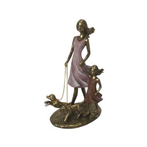 “Paseo de Amor: Madre, Hija y Compañero Fiel”